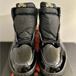 Jordan 1 Retro High Metallic Gold Black
Size 9.5
